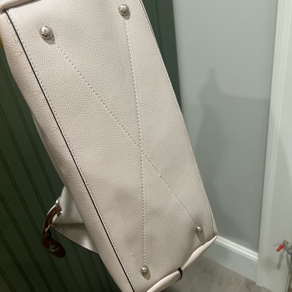 Lv hobo. Length 20”. 16” tall to the top of the strap. - Picture 2 of 12